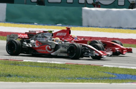 Meget frækt holdt Hamilton Felipe Massa stangen - her er han trukket ud i en defensiv linje